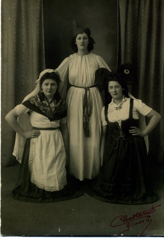 Madeleine Conrad-Hueber en Marianne, avec Marguerite Conrad en Alsacienne et une inconnue en Lorraine Gimont Gers, 1944