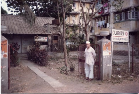 Alfred de Grazia, visiting newspapers, Bombay, 1985