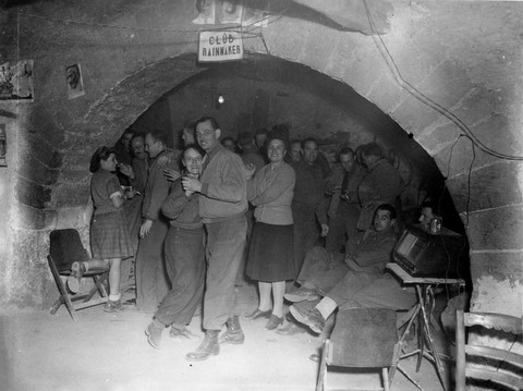 danse with nurses 1945